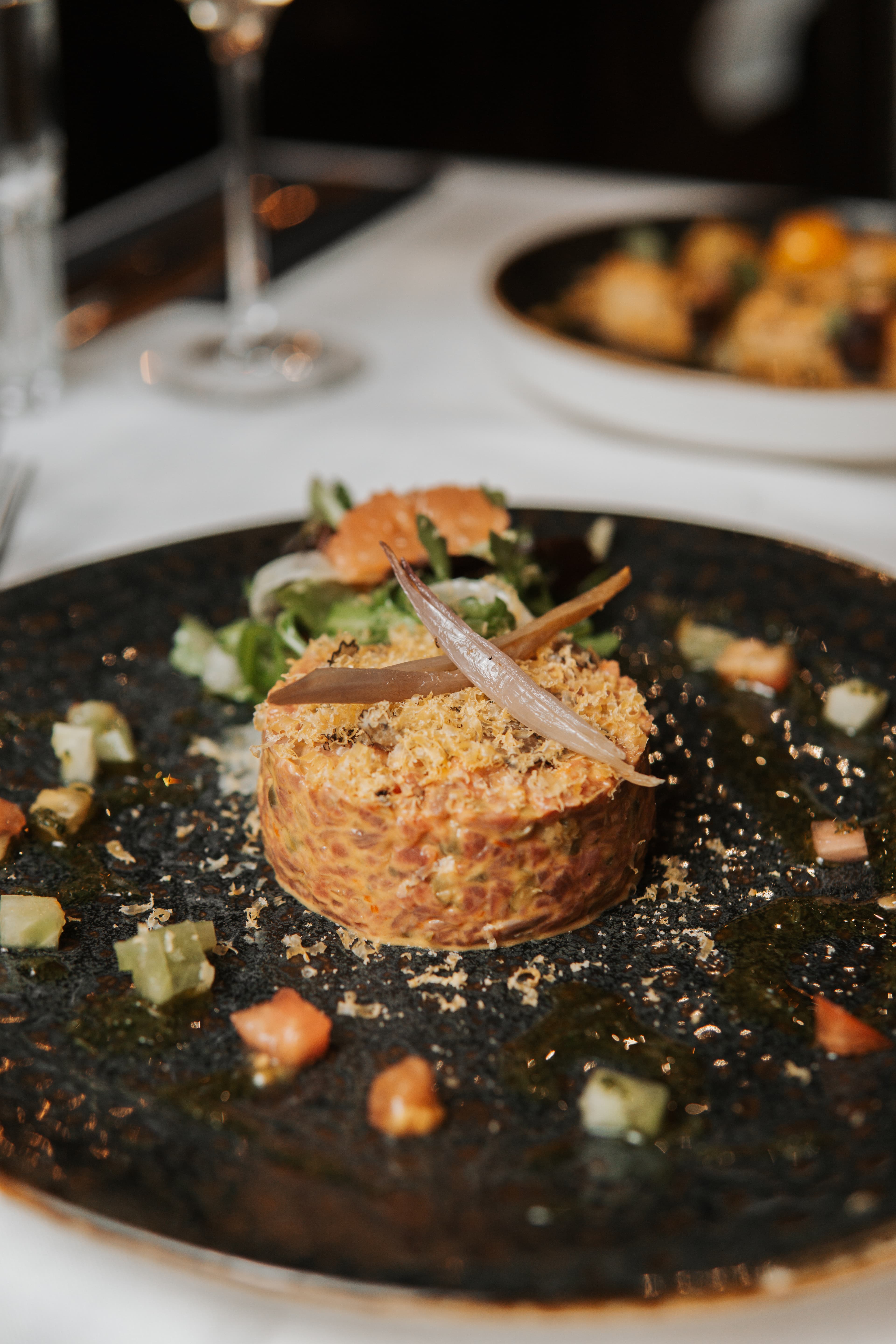 Gedekte tafel met bloemen en kristallen glazen