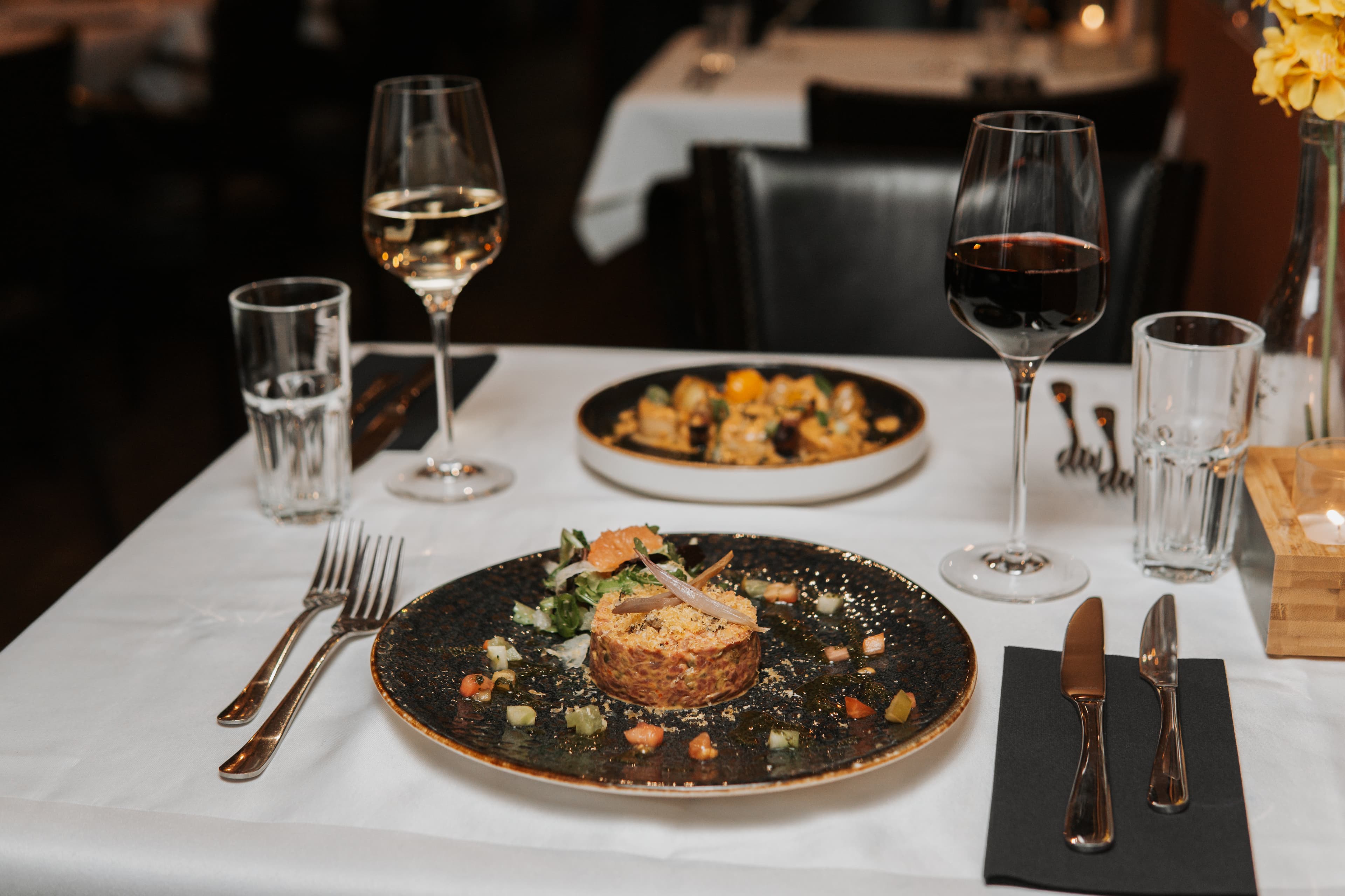 Koppel geniet van een romantisch diner