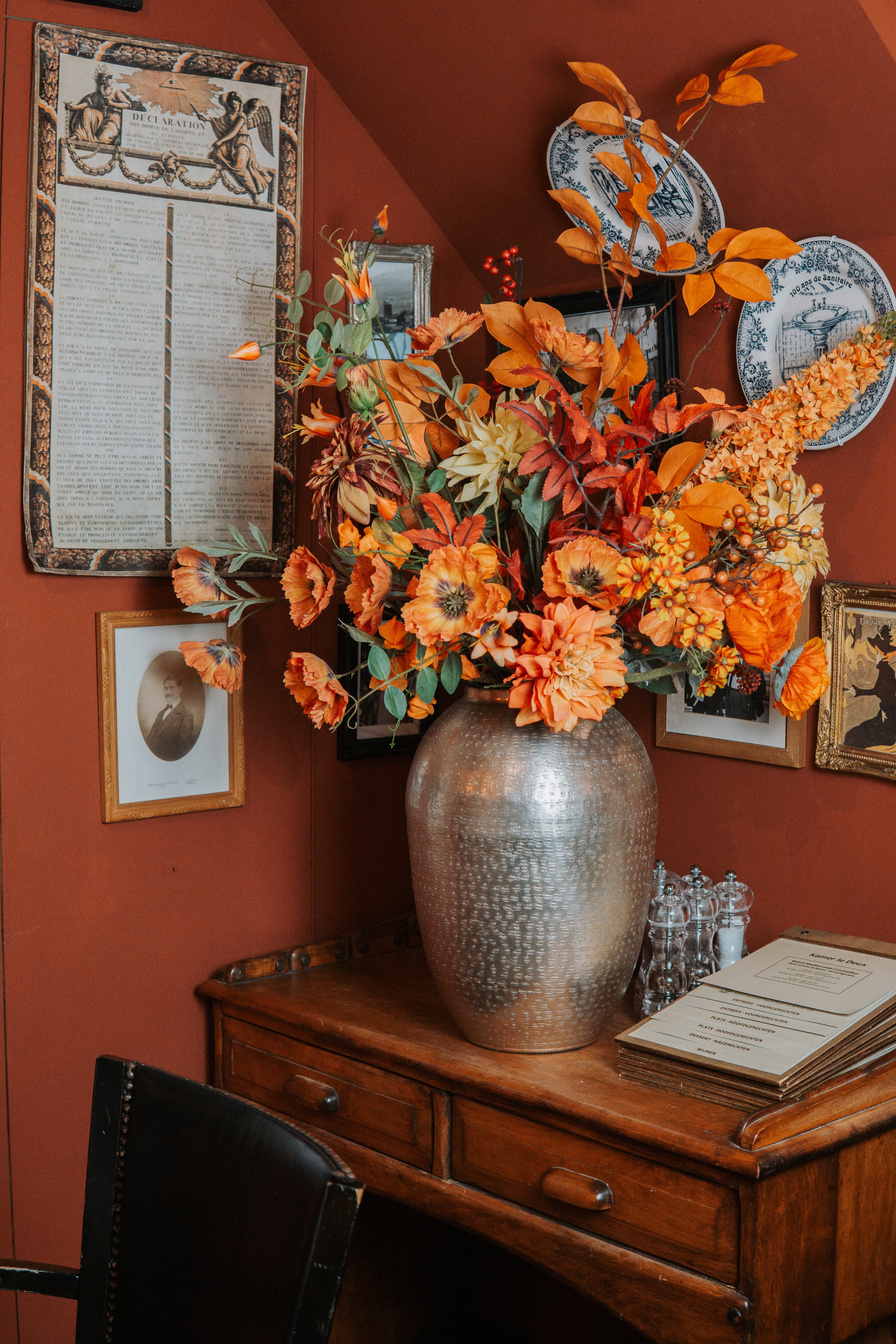 Elegant gedekte tafel met zachte verlichting