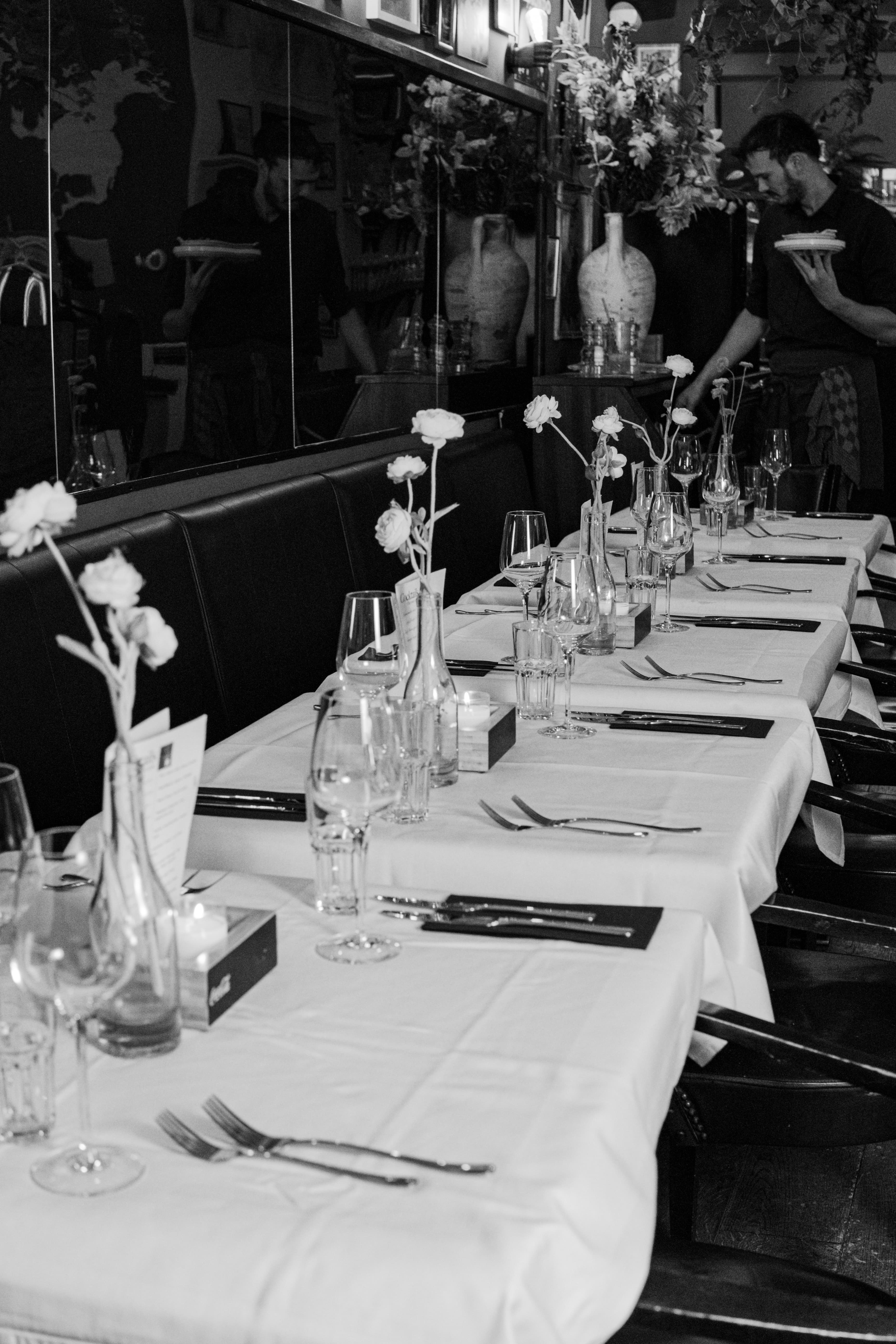 Chef serveert een verfijnd gerecht